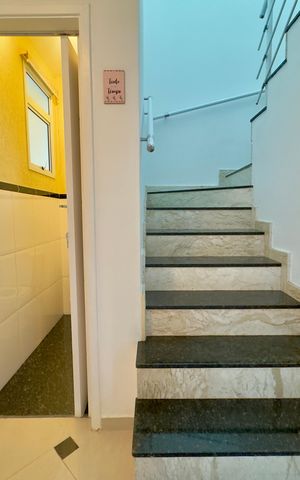Casa de condomínio à venda com 174m², 3 quartos e 4 vagas Casa de condomínio à venda com 174m², 3 quartos e 4 vagasEscada