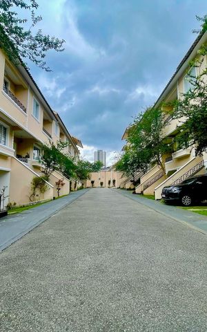 Casa de condomínio à venda com 174m², 3 quartos e 4 vagas Casa de condomínio à venda com 174m², 3 quartos e 4 vagasÁrea comum