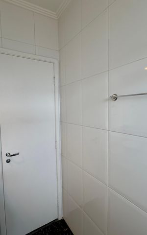 Casa de condomínio à venda com 174m², 3 quartos e 4 vagas Casa de condomínio à venda com 174m², 3 quartos e 4 vagasBanheiro 2
