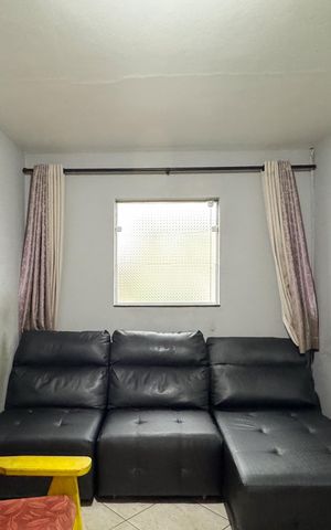 Casa à venda com 100m², 3 quartos e 2 vagas Casa à venda com 100m², 3 quartos e 2 vagasSala