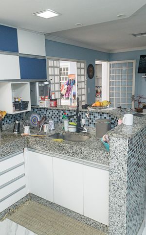 Casa à venda com 120m², 3 quartos e 2 vagas Casa à venda com 120m², 3 quartos e 2 vagasCozinha