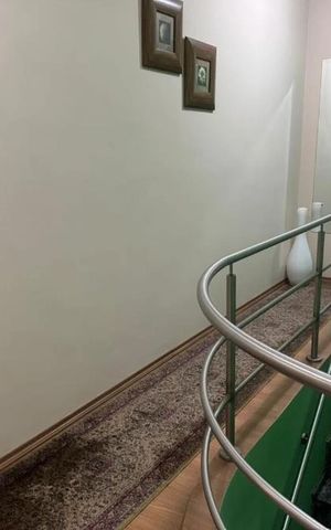Casa para alugar com 200m², 3 quartos e 2 vagas Casa para alugar com 200m², 3 quartos e 2 vagasEscada