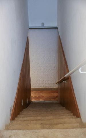 Casa à venda com 520m², 4 quartos e 2 vagas Casa à venda com 520m², 4 quartos e 2 vagasEscada