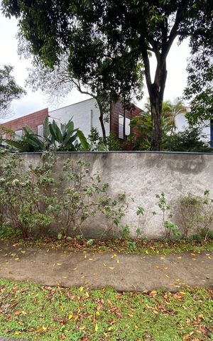 Casa à venda com 520m², 4 quartos e 2 vagas Casa à venda com 520m², 4 quartos e 2 vagasFachada