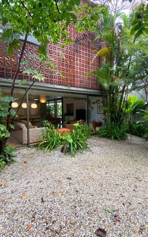 Casa à venda com 520m², 4 quartos e 2 vagas Casa à venda com 520m², 4 quartos e 2 vagasFachada