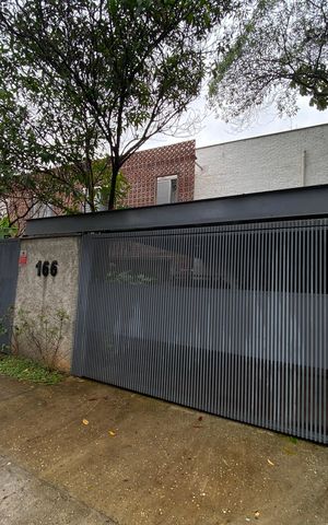Casa à venda com 520m², 4 quartos e 2 vagas Casa à venda com 520m², 4 quartos e 2 vagasFachada