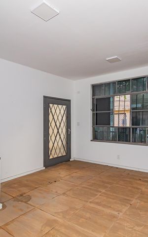 Casa à venda com 190m², 3 quartos e 3 vagas Casa à venda com 190m², 3 quartos e 3 vagasSala