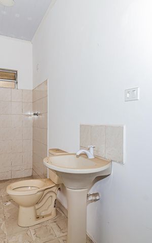 Casa à venda com 190m², 3 quartos e 3 vagas Casa à venda com 190m², 3 quartos e 3 vagasBanheiro 1