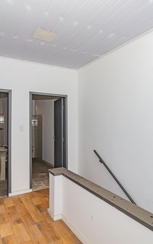 Casa à venda com 190m², 3 quartos e 3 vagas Casa à venda com 190m², 3 quartos e 3 vagasHall Escada