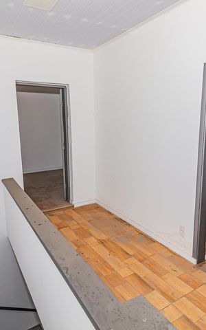 Casa à venda com 190m², 3 quartos e 3 vagas Casa à venda com 190m², 3 quartos e 3 vagasHall Escada