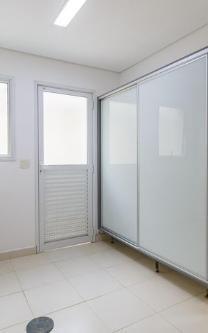 Casa à venda com 662m², 5 quartos e 8 vagas Casa à venda com 662m², 5 quartos e 8 vagasÁrea de Serviço