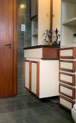 Apartamento à venda com 300m², 3 quartos e 2 vagas Apartamento à venda com 300m², 3 quartos e 2 vagasBanheiro 1