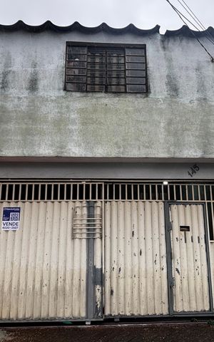 Casa à venda com 165m², 2 quartos e 2 vagas Casa à venda com 165m², 2 quartos e 2 vagasFachada