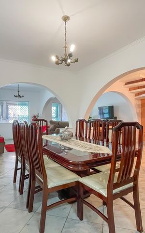 Casa à venda com 331m², 3 quartos e 8 vagas Casa à venda com 331m², 3 quartos e 8 vagasSala