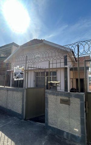 Casa à venda com 60m², 2 quartos e 3 vagas Casa à venda com 60m², 2 quartos e 3 vagasFachada