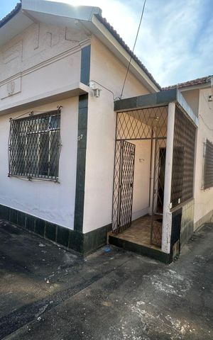 Casa à venda com 60m², 2 quartos e 3 vagas Casa à venda com 60m², 2 quartos e 3 vagasFachada