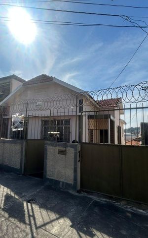 Casa à venda com 60m², 2 quartos e 3 vagas Casa à venda com 60m², 2 quartos e 3 vagasFachada
