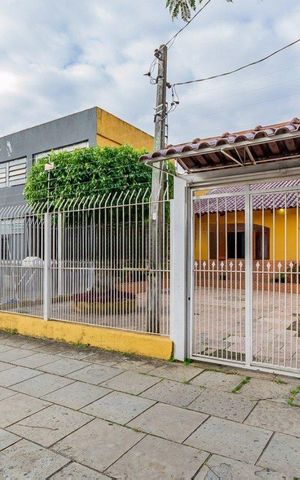 Casa à venda com 112m², 2 quartos e 4 vagas Casa à venda com 112m², 2 quartos e 4 vagasFachada