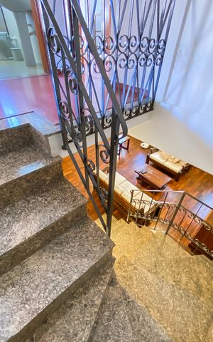 Casa à venda com 250m², 3 quartos e 3 vagasEscada 