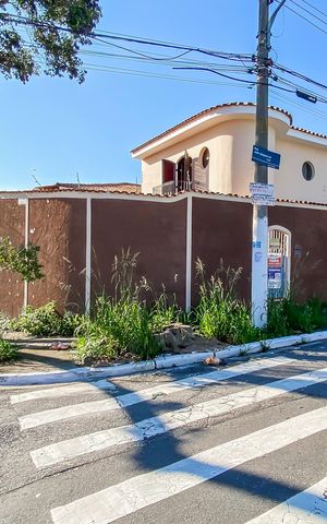 Casa à venda com 250m², 3 quartos e 3 vagasFachada 