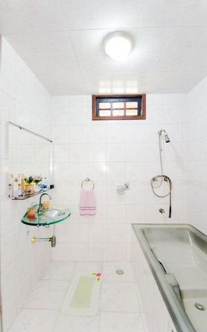 Casa à venda com 230m², 4 quartos e 2 vagasBanheiro da Suíte