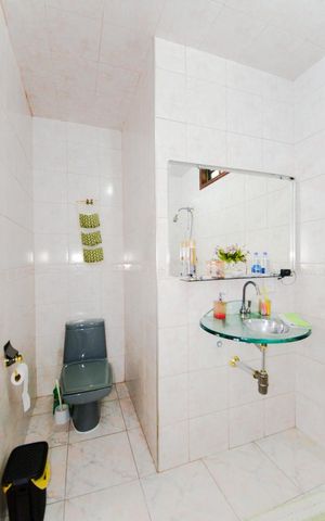 Casa à venda com 230m², 4 quartos e 2 vagasBanheiro da Suíte