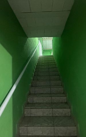 Casa à venda com 408m², 3 quartos e 5 vagas Casa à venda com 408m², 3 quartos e 5 vagasEscada