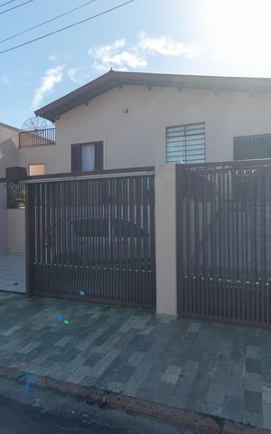 Casa à venda com 250m², 2 quartos e 4 vagas Casa à venda com 250m², 2 quartos e 4 vagasFachada