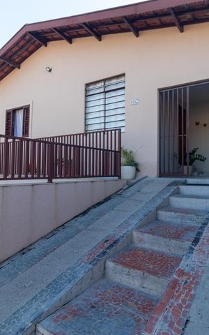 Casa à venda com 250m², 2 quartos e 4 vagas Casa à venda com 250m², 2 quartos e 4 vagasQuintal