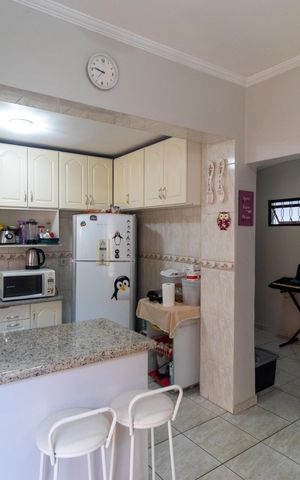 Casa à venda com 250m², 2 quartos e 4 vagas Casa à venda com 250m², 2 quartos e 4 vagasCozinha
