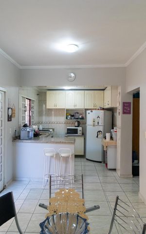 Casa à venda com 250m², 2 quartos e 4 vagas Casa à venda com 250m², 2 quartos e 4 vagasCozinha
