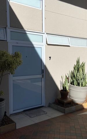 Casa de condomínio para alugar com 190m², 3 quartos e 3 vagasFachada Interna