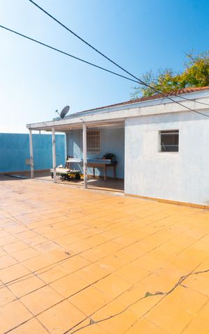 Casa à venda com 160m², 4 quartos e 7 vagas Casa à venda com 160m², 4 quartos e 7 vagasÁrea externa