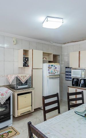 Casa à venda com 280m², 4 quartos e 3 vagas Casa à venda com 280m², 4 quartos e 3 vagasCozinha