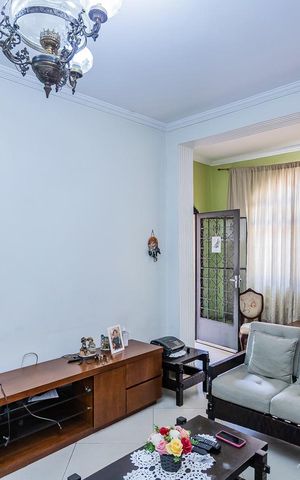 Casa à venda com 280m², 4 quartos e 3 vagas Casa à venda com 280m², 4 quartos e 3 vagasSala
