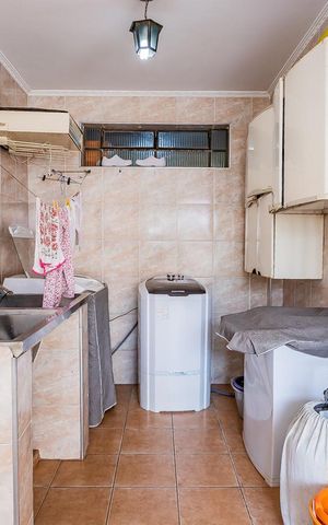 Casa à venda com 280m², 4 quartos e 3 vagas Casa à venda com 280m², 4 quartos e 3 vagasÁrea de Serviço