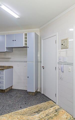 Apartamento à venda com 193m², 3 quartos e 3 vagas Apartamento à venda com 193m², 3 quartos e 3 vagasCozinha