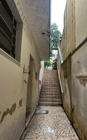 Casa para alugar com 220m², 3 quartos e 4 vagas Casa para alugar com 220m², 3 quartos e 4 vagasEscada