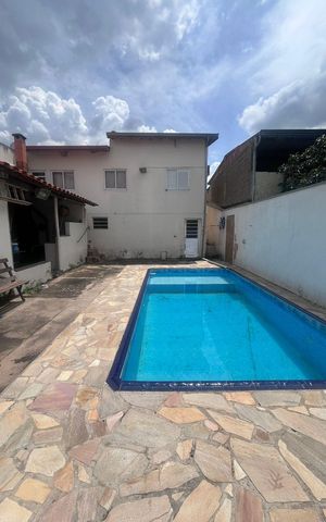 Casa à venda com 250m², 4 quartos e 4 vagas Casa à venda com 250m², 4 quartos e 4 vagasÁrea externa