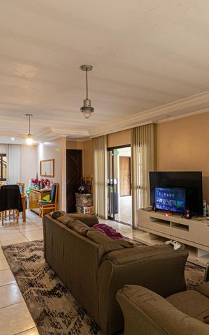 Casa à venda com 537m², 2 quartos e 8 vagas Casa à venda com 537m², 2 quartos e 8 vagasSala e Cozinha