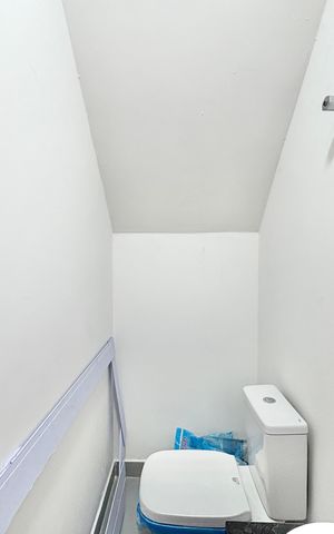 Casa à venda com 140m², 3 quartos e 2 vagas Casa à venda com 140m², 3 quartos e 2 vagasBanheiro de serviço