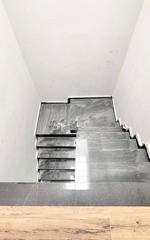 Casa à venda com 140m², 3 quartos e 2 vagas Casa à venda com 140m², 3 quartos e 2 vagasEscada para os Quartos