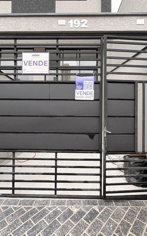 Casa à venda com 140m², 3 quartos e 2 vagas Casa à venda com 140m², 3 quartos e 2 vagasFachada