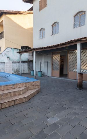 Casa à venda com 300m², 7 quartos e 5 vagas Casa à venda com 300m², 7 quartos e 5 vagasPiscina / Churrasquerira