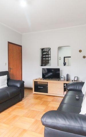 Casa à venda com 365m², 4 quartos e 3 vagas Casa à venda com 365m², 4 quartos e 3 vagasSala