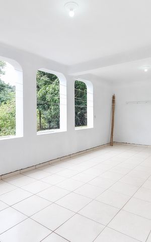 Casa à venda com 365m², 4 quartos e 3 vagas Casa à venda com 365m², 4 quartos e 3 vagasÁrea Externa Casa 2