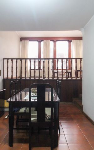 Casa à venda com 365m², 4 quartos e 3 vagas Casa à venda com 365m², 4 quartos e 3 vagasSala