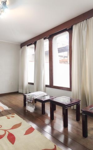 Casa à venda com 365m², 4 quartos e 3 vagas Casa à venda com 365m², 4 quartos e 3 vagasSala