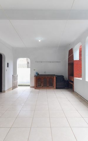 Casa à venda com 365m², 4 quartos e 3 vagas Casa à venda com 365m², 4 quartos e 3 vagasÁrea Externa Casa 2