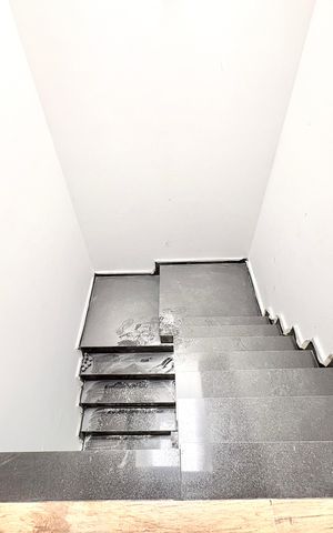 Casa à venda com 140m², 3 quartos e 2 vagas Casa à venda com 140m², 3 quartos e 2 vagasEscada para o Quarto